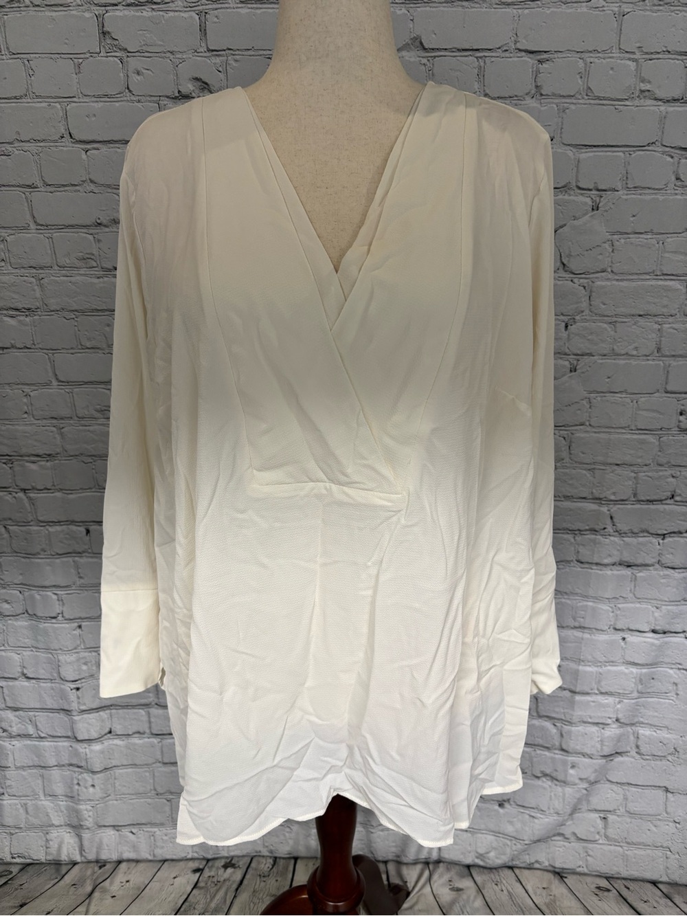 *NEW* Women’s Vince Camuto Long Sleeve Pullover V-Neck Blouse - Size 2X